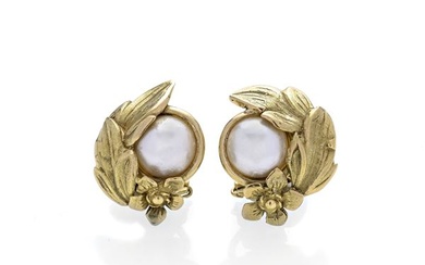 Pair of earrings in yellow gold and mabè pearl