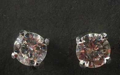 Paire de boucles d’oreilles dormeuses en or blanc 18 carats serties de deux diamants taille brillant pour un total de +/- 0.70 carat (Couleur: E-F-G; Pureté: VS-SI). Poids total: +/-1.6gr.