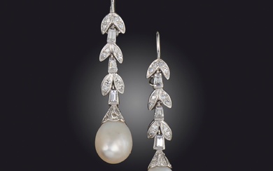 Paire de boucles d'oreilles en perles naturelles et diamants, chacune à pendentif, composée de maillons...