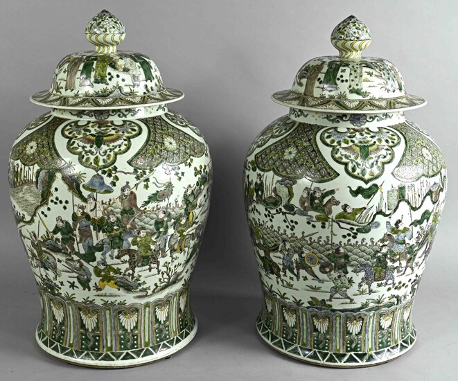 Paire de magnifiques vases chinois, dynastie Qing, vases à couvercle de type "Famille-Verte", porcelaine, richement...