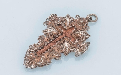 Pendant Cross in silver (800 thousandths) two-sided, centered of a Chrix in cross, the Virgin at the foot, out of carved boxwood, in an entourage of filigree scrolls and lilies.