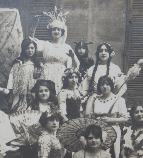 Photographie ancienne enfants et jeunes filles carnaval fête costumée