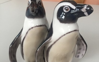 Pinguins. A porcelain figurine. B&G, no. 2245. H. 17. B. 16.5 cm. 1st quality.