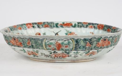Plat creux à godrons en porcelaine de Chine XVIIIème XIXème famille verte, à décor d'oiseaux...