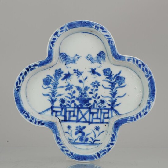 Plate - Blue and white - Porcelain - An unusual large sized Chinese Porcelain pattipan Kangxi Period Roosters and Birds - China - Kangxi (1662-1722)