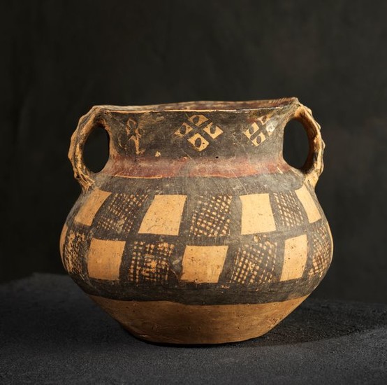 Pot à deux anses Chine, période néolithique… Calendrier Art Précolombien - Art d’Asie - Nouvelle… Lot n° 69