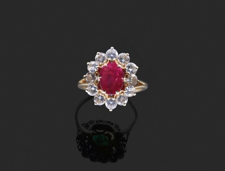 RING in 750 thousandths yellow gold decorated in the centre with an oval ruby in a setting of twelve round brilliant diamonds. Finger size: 52.5. Presumed weight of the ruby: about 1 to 1.30 ct. Gross weight: 5.7 g. (ruby rubies). Yellow gold ring...