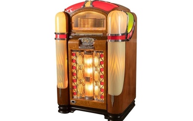 Rare vintage Wurlitzer Jukebox Model 800 with bubble front, manufactured 1940, case is in really
