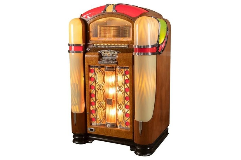 Rare vintage Wurlitzer Jukebox Model 800 with bubble front, manufactured 1940, case is in really