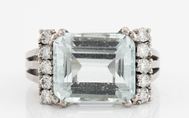 Ring, 18K white gold with aquamarine and brilliant-cut diamonds