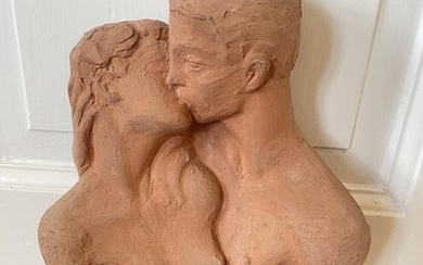 Robert Lund-Jensen (b. Odense 1915, d. 2003) “The kiss”. Wall relief of fired clay. Signed, No. II/X. 30×23×6 cm. This lot is subject to Artist's Royalty. Artist’s Royalty In accordance with Danish copyright law, an additional royalty fee is to...