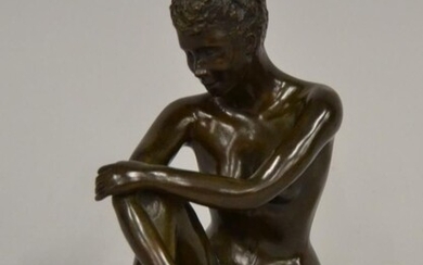 SAUMELLE " Jeune fille assise " Sculpture en bronze patiné. Signée, cachet de fondeur Beineix...