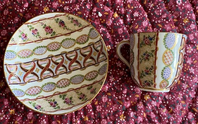 SEVRES Tasse bouillard et sa sous tasse en porcelaine à décor polychrome à l'imitation du...
