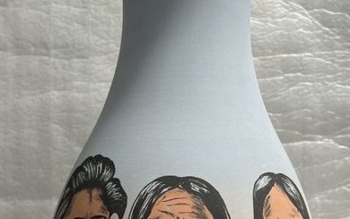SIOUX INDIANS , POTTERY VASE WITH THE PICTURES OF THE SIOUX LEADERS W NAMES