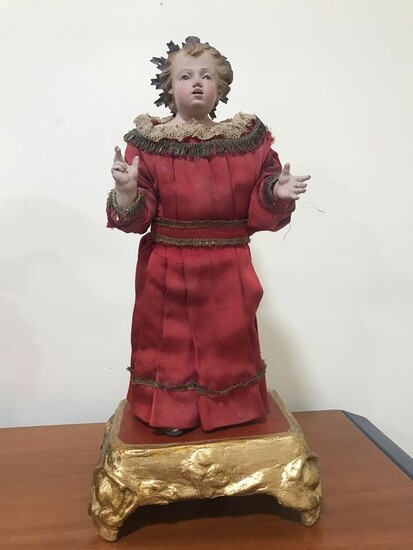 Sculpture, Infant Jesus Blessing of Prague - 41 cm - Earthenware, Glass, Iron (wrought), Textiles, Wood - Early 19th century