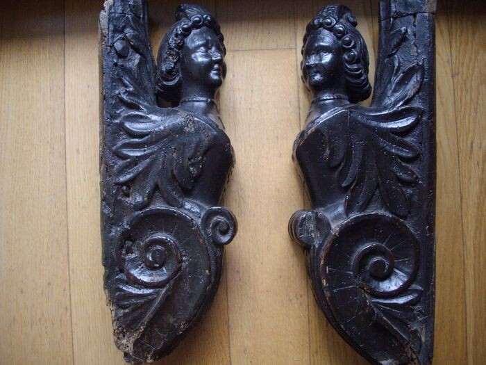 Sculpture, Pair of caryatids representing female figures (2) - Wood - Mid 17th century
