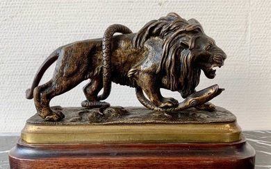 Sculpture, a lion fighting a snake - Bronze - about 1900