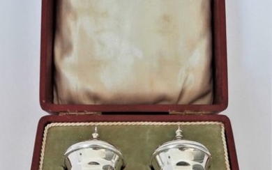 Set of pepper and salt spreaders in a pouch - .925 silver - James Deakin & Sons, Sheffield- England - 1911