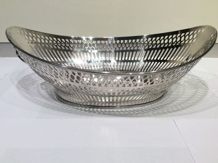 Silver bread basket with lion heads and ring as handle (1) - .835 silver - Netherlands - Mid 20th century