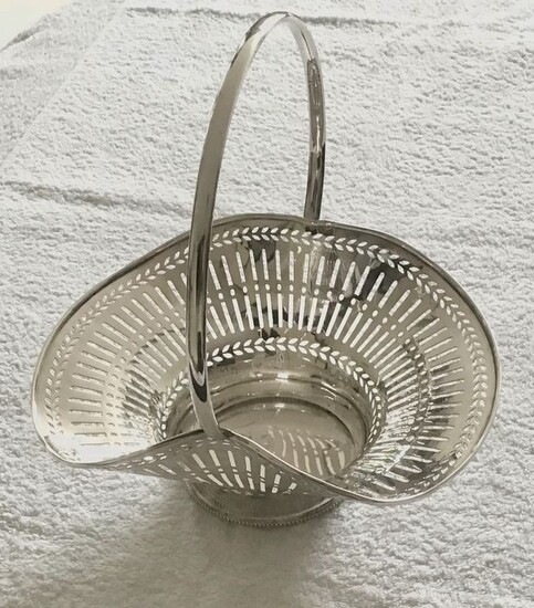 Silver handle basket - .800 silver - Lutz & Weiss, Pforzheim - Germany - First half 20th century