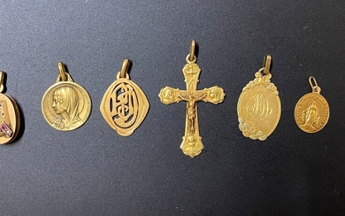 Six pendentifs en or jaune : croix, monogramme,... - Lot 69 - A.Blanchy | E.Lacombe - Bordeaux Chartrons - Bordeaux Enchères