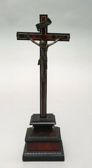 Small AUTEL CROSS in blackened wood with red scales inlay and bone fillets. The Christ in bronze, crucified dead with the perizonium knotted on the right. Period 17th century. H. 31,5 cm. Small lacks and wears.