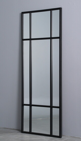 Spejl med ramme af sort lakeret jern. H. 160 cm.