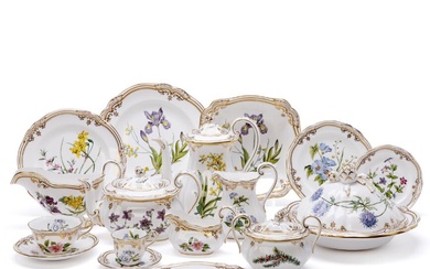“Stafford Flowers” porcelain service with printed decoration and gold. Spode, England. (84)