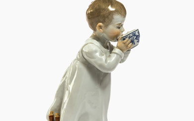 Standing child drinking from an onion pattern cup - Meissen, Konrad Hentschel, 1905