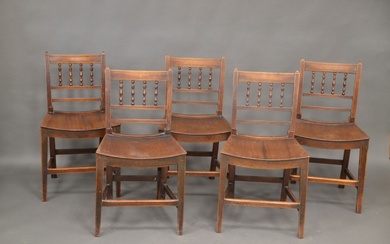Suite de cinq chaises en acajou, assise bois, dossier à bandeau. Angleterre, XIXème s. Haut....