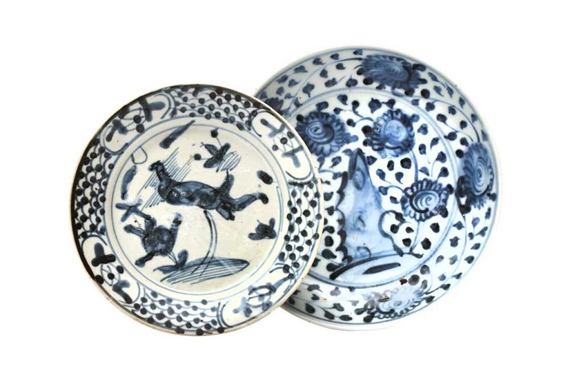 TWO CHINESE BLUE AND WHITE DISHES 明 青花花卉紋盤兩件