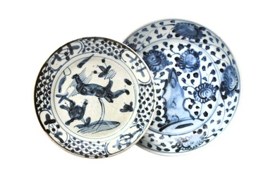 TWO CHINESE BLUE AND WHITE DISHES 明 青花花卉紋盤兩件