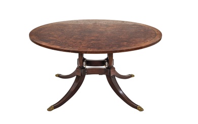 Table de salle à manger de style Régence anglaise en bois sculpté et plaqué de...
