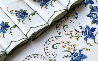 Tablecloth, eight large napkins, hand embroidered. - Tablecloth - 170 cm