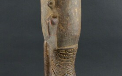 Tambour de cérémonie Kundu en bois avec ancienne patine et marques d'usages. La poignée est...