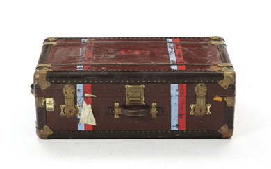 The Traveler, malle en vulcanite brun, l'extérieur orné de de rubans bleu ciel et rouge, 55x90x33 cm