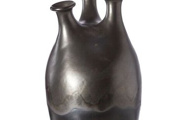 Travail 1960 Vase trilobé en céramique émaillée noire. H : 34 cm
