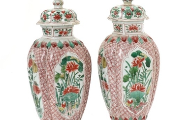 Two Chinese covered porcelain vases, decorated in famille verte. Kangxi 1662–1722. H. 34 cm. (2)