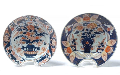 Two bearded dishes in Irami porcelain decorated with "Flower Vases". Japanese work. Period: 18th century. Diameter: from 25,5 to 27,5cm.