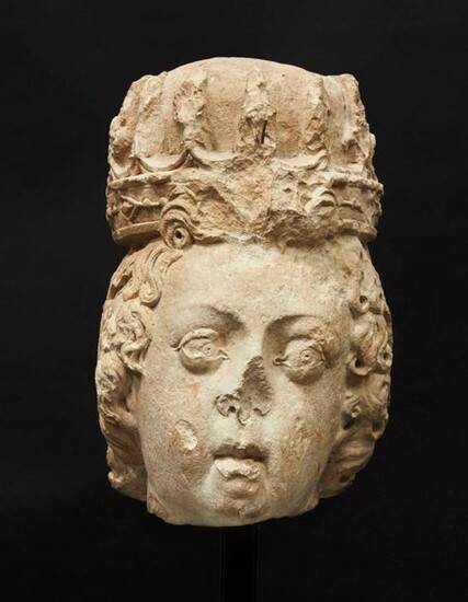 VERY IMPORTANT HEAD OF LOUIS XIII CHILD in limestone of Tonnerre carved in the round. The head is crowned with a high royal crown of flowers and gold and a laurel wreath worn on the hair; face with full cheeks, prominent eyeballs, eyes with hemmed and...