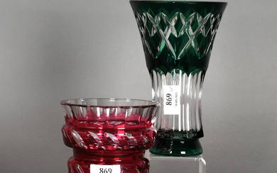 Val Saint-Lambert Un plus un vases, en cristal doublé et taillé dont un vert et...
