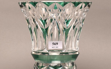 Val Saint-Lambert Vase en cristal doublé et taillé vert. Pièce unique. Signé. Hauteur : 26...