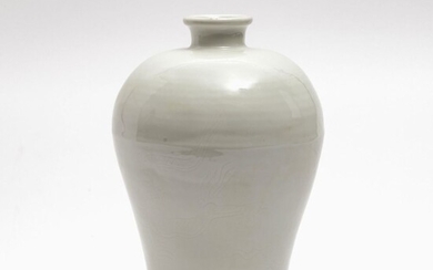 Vase Meiping - Chine, 18e/19e s. Porcelaine émaillée blanche. De forme balustre. Décor incisé de...