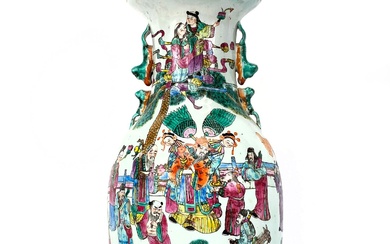 Vase balustre en porcelaine de Chine, à décor émaillé de scènes de palais. Marque au...
