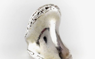 Vintage JEM Designer Sterling Silver artisan ring size 5.75. Saddle form. Marked