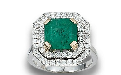 WHITE GOLD RING WITH EMERALD AND DOUBLE EDGE OF DIAMONDS