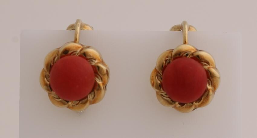 Yellow gold ear clips, 585/000, with red coral.