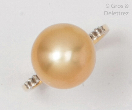 Yellow gold ring, decorated with a cultured pearl...