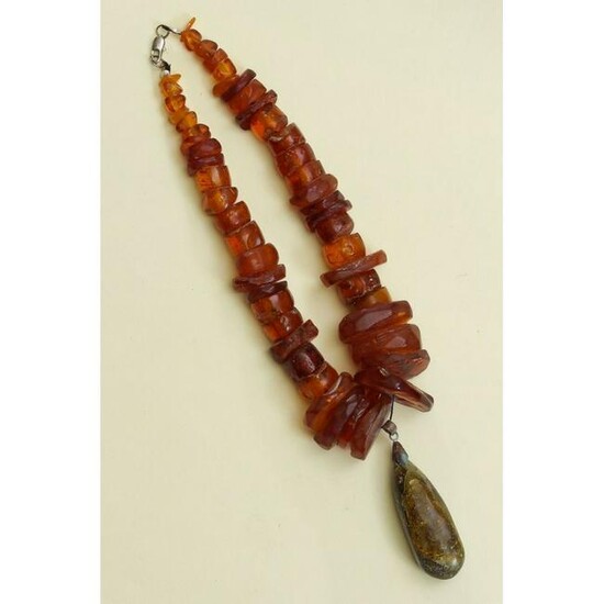 100% Baltic amber vintage necklace with pendant button