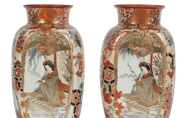 107 Japon Paire de vases en porcelaine polychrome à riche décor de végétation, paysages, geisha...
